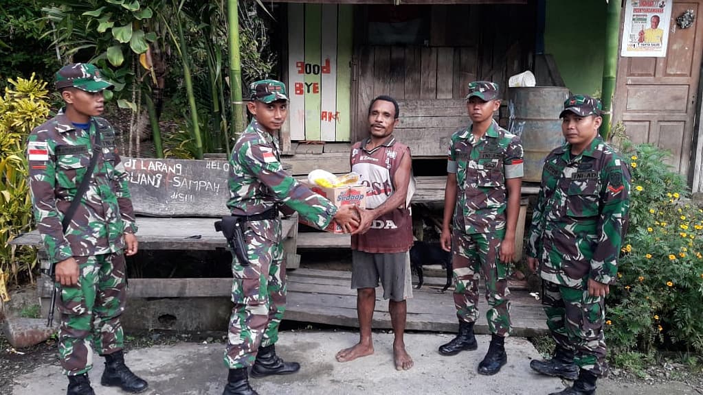 Berikan Bantuan Sembako Kepada Masyarakat Oleh Satgas Raider 300