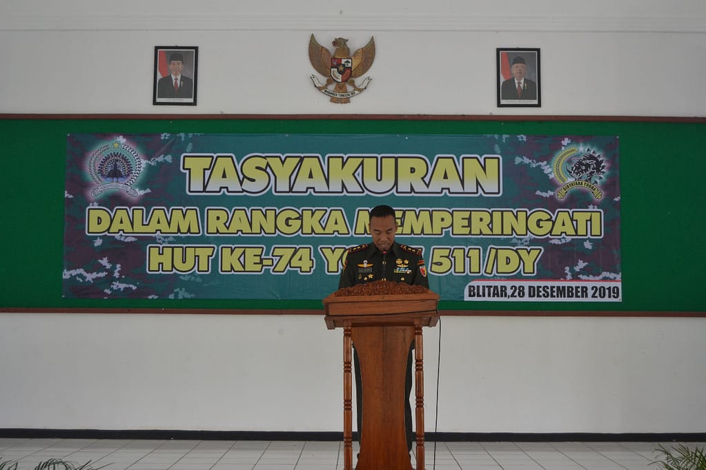 Memperingati HUT Yonif 511/DY ke 74 ini merupakan salah satu kegiatan pembinaan tradisi satuan guna sebagai pendorong tekad semangat untuk meningkatkan kualitas kinerja satuan sehingga mampu melaksanakan tugas dari komando atas terutama dalam menjaga kedaulatan dan keutuhan NKRI. Kegiatan ini sekaligus juga sebagai momentum yang sangat strategis bagi upaya pembinaan satuan ke depan, khususnya dalam rangka meningkatkan disiplin, moril prajurit dan jiwa korsa satuan, sehingga memiliki kesiapan dan kesiagaan dalam menghadapi berbagai tantangan tugas dan peningkatan prestasi satuan. Acara tasyakuran digelar di Aula Graha Bhakti Yonif 511/DY Jl. Maluku No. 14 Kota Blitar, Sabtu (28/12/2019) Danyonif 511/DY Letkol Inf Georgius Luky Ariesta, S.I.P dalam sambutannya mengatakan jadikanlah peringatan HUT ini sebagai wahana untuk instrospeksi diri dan mengukur sejauh mana upaya yang telah dilaksanakan dan hasil yang telah dicapai oleh satuan ini. Dengan instrospeksi diri maka kita akan mengetahui berbagai kelemahan atau kekurangan kita, sehingga ke depan dapat dilakukan perbaikan guna memberikan pengabdian yang lebih baik lagi. Kesemua itu dapat dilaksanakan dengan baik apabila seluruh prajurit Badak Hitam mempunyai tekad yang kuat, kerja keras dan berdisiplin tinggi. Tekad, loyalitas, kerja keras semangat diperlukan, guna memantapkan kualitas dan kemampuan diri. Kemampuan dan kualitas diri ini hendaknya disertai kematangan kepribadian sebagai prajurit yang dilandasi disiplin dan soliditas yang tinggi, sehingga akan tercermin sosok prajurit Badak Hitam yang professional dan handal di bidangnya. Kepada seluruh unsur pimpinan agar selalu meningkatkan waskat kepada seluruh prajurit Badak Hitam baik pada jam dinas maupun di luar jam dinas, sehingga dapat meminimalisir terjadinya pelanggaran-pelanggaran yang tidak kita inginkan yang dapat merusak citra satuan. Menyangkut soliditas yang perlu saya tekankan adalah pentingnya membangun jiwa korsa yang tidak sempit atau kebersamaan yang positif. Dengan tema “Dengan Kebersamaan TNI-Rakyat Prajurit Badak Hitam Siap Menjaga Keutuhan NKRI” benar-benar dihayati oleh seluruh prajurit Yonif 511/DY, sehingga nantinya batalyon ini menjadi kebanggaan sekaligus dapat dijadikan suri tauladan. Sebelum mengakhiri sambutan ini perlu saya sampaikan kepada para prajurit beserta keluarganya agar senantiasa hidup dengan wajar dan sederhana serta selalu bersyukur kepada Allah SWT atas apa yang telah kita terima, tegas Letkol Inf Luky. Khusus kepada prajurit Badak Hitam hindari pelanggaran sekecil apapun didalam melaksanakan tugas dengan professional, yang semua itu didapat dengan membudayakan belajar dan berlatih, cintai dan sayangi rakyat. Jadikan rakyat sebagai saudara dan sumber kekuatan dengan melakukan pembinaan teritorial terbatas dimana para prajurit bertugas.