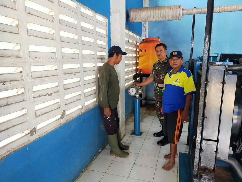 Waspada Banjir, Babinsa Kelurahan Joyotakan Cek Pintu Air 02