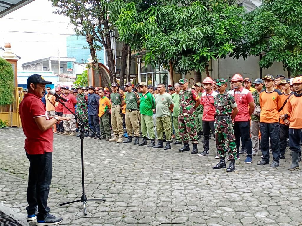 Cegah Bahaya Pohon Tumbang, TNI Bersama OPD Pemkot Surakarta Laksanakan Pemangkasan Ranting Pohon.