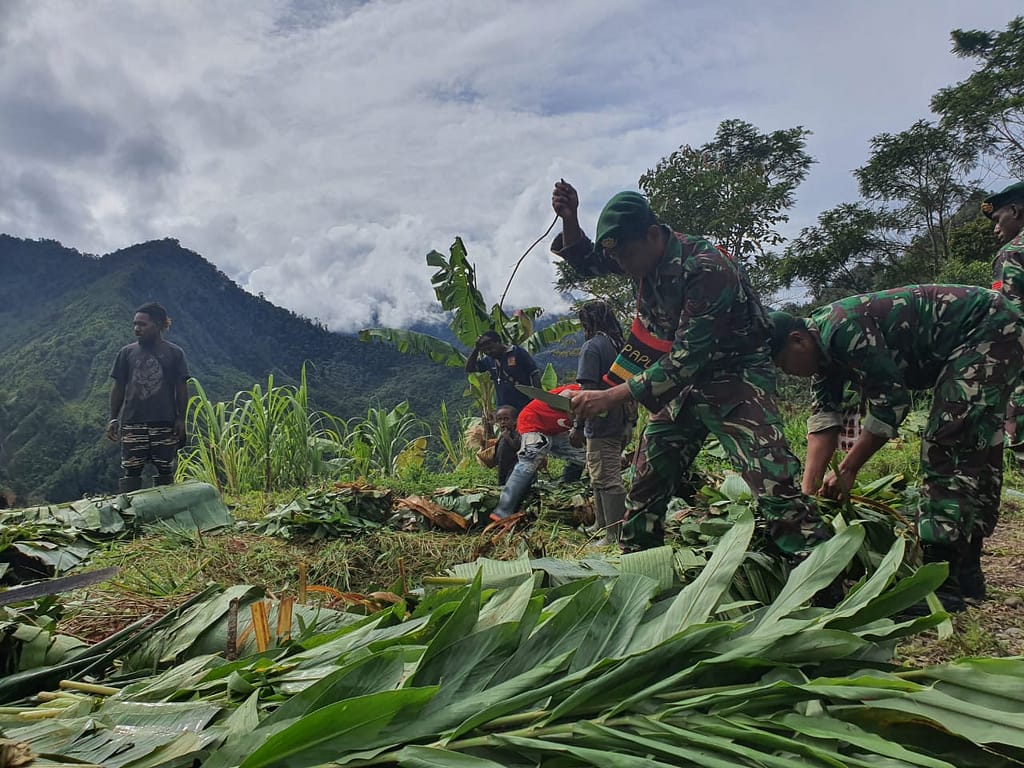 Hangatnya Bakar Batu Pada Peringatan Natal Bersama TNI dan Masyarakat Opitawak Papua