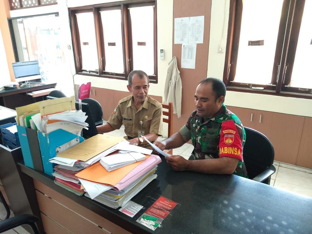 Pererat Tali Silaturahmi Babinsa Kratonan Pergencar Komsos Dengan Pegawai Kelurahan