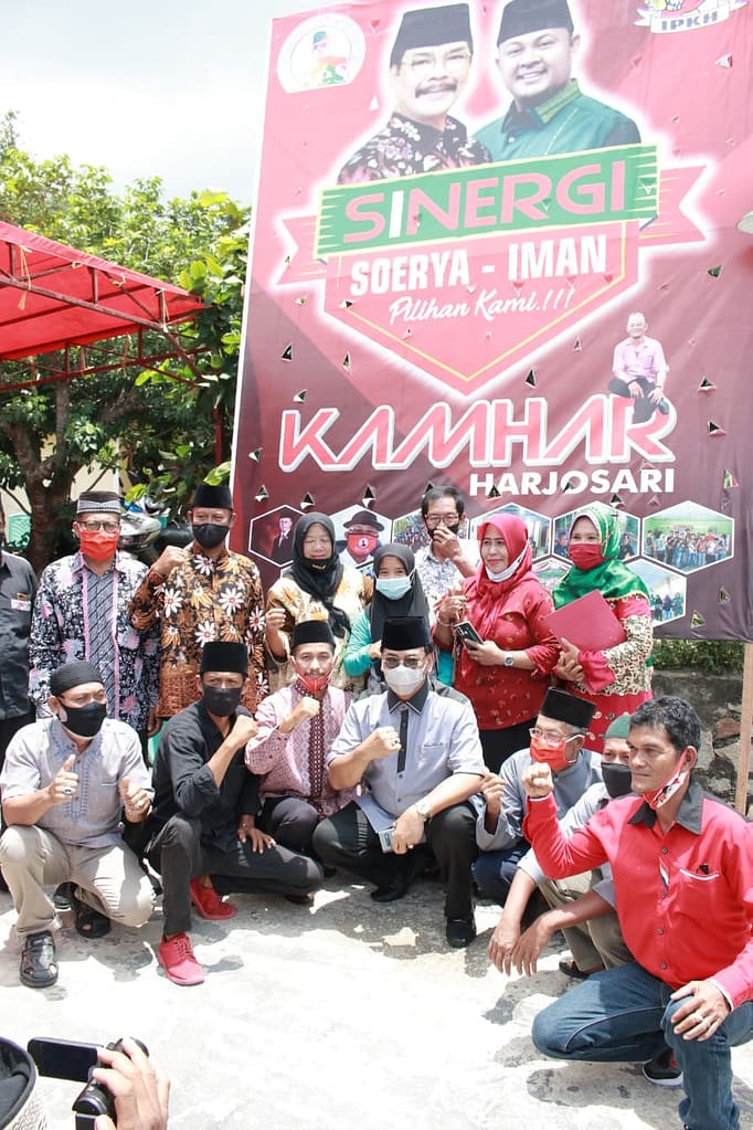 Foto H.M Soerya bersama masyarakat