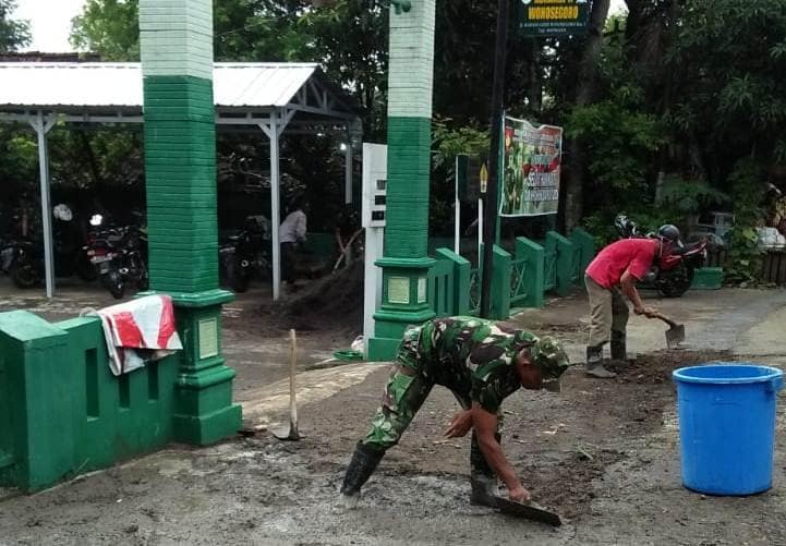 Merasa Ikut Memiliki, Warga Bantu Koramil Wonosegoso