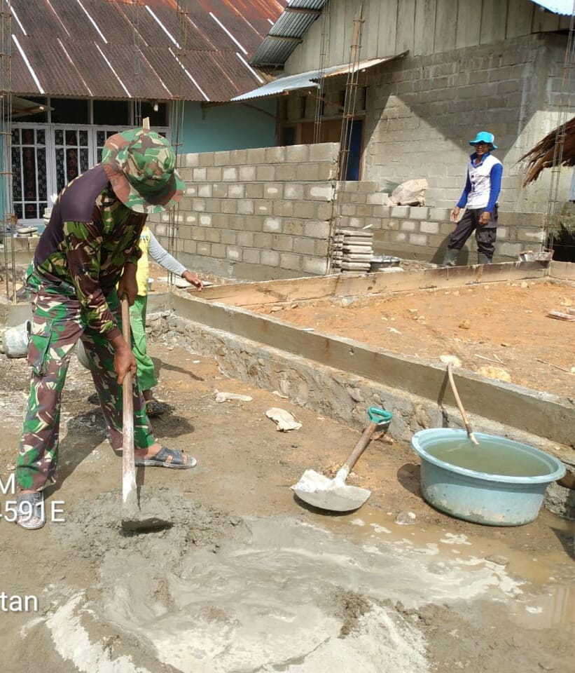 Sejahterakan Warga tidak Mampu, Sertu Rezeki Sinulingga Bantu Bedah Rumah Evida
