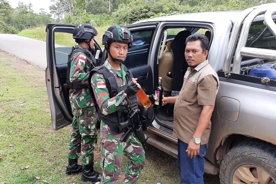 Adakan Pemeriksaan, 5 Botol Miras Berhasil Diamankan Satgas Yonif MR 411 Kostrad
